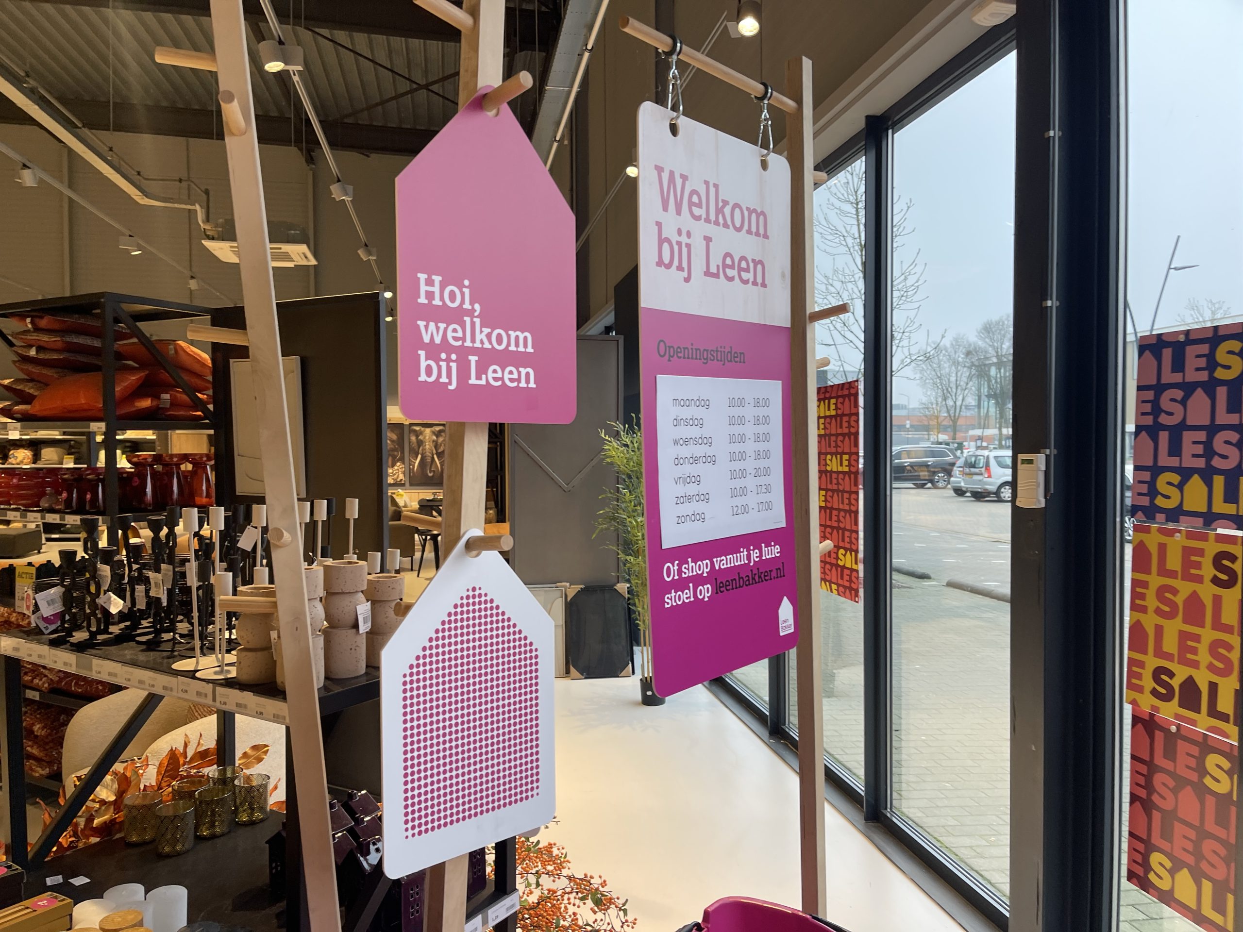 Hangende signing in een showroom